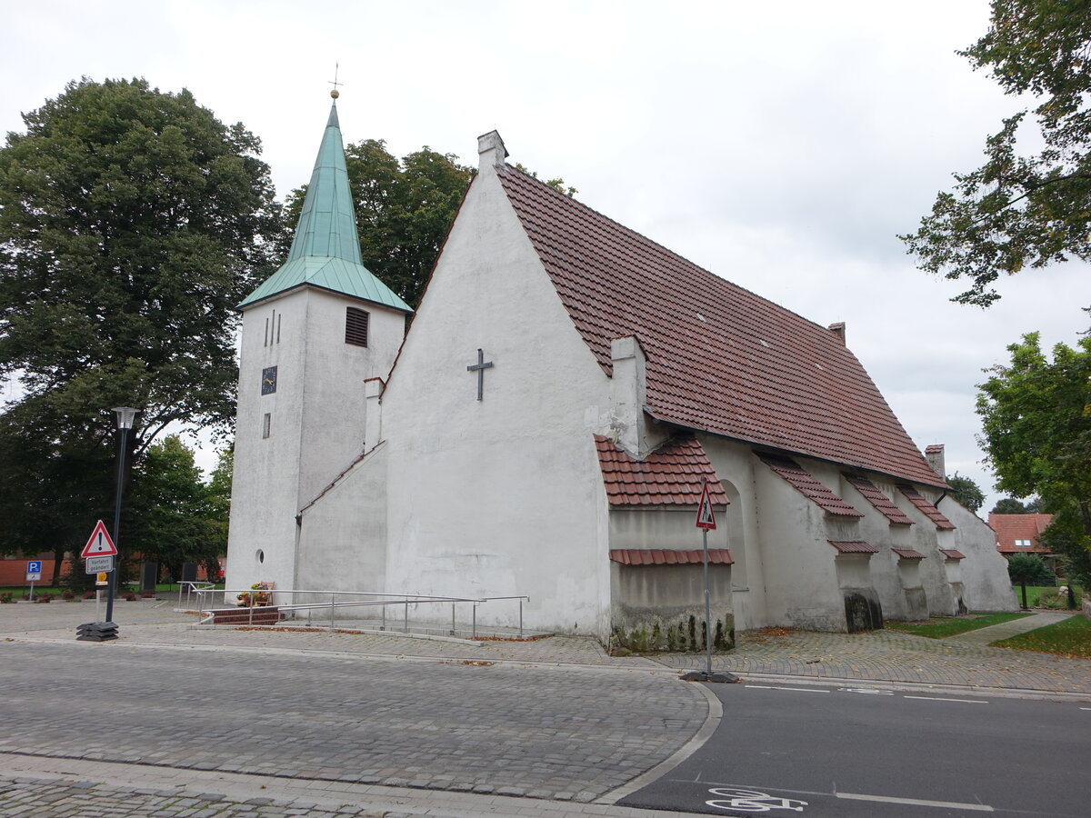 Barenburg, evangelische Hl. Kreuz Kirche, erbaut im 13. Jahrhundert, neuer Kirchturm erbaut 1952 (07.10.2021)