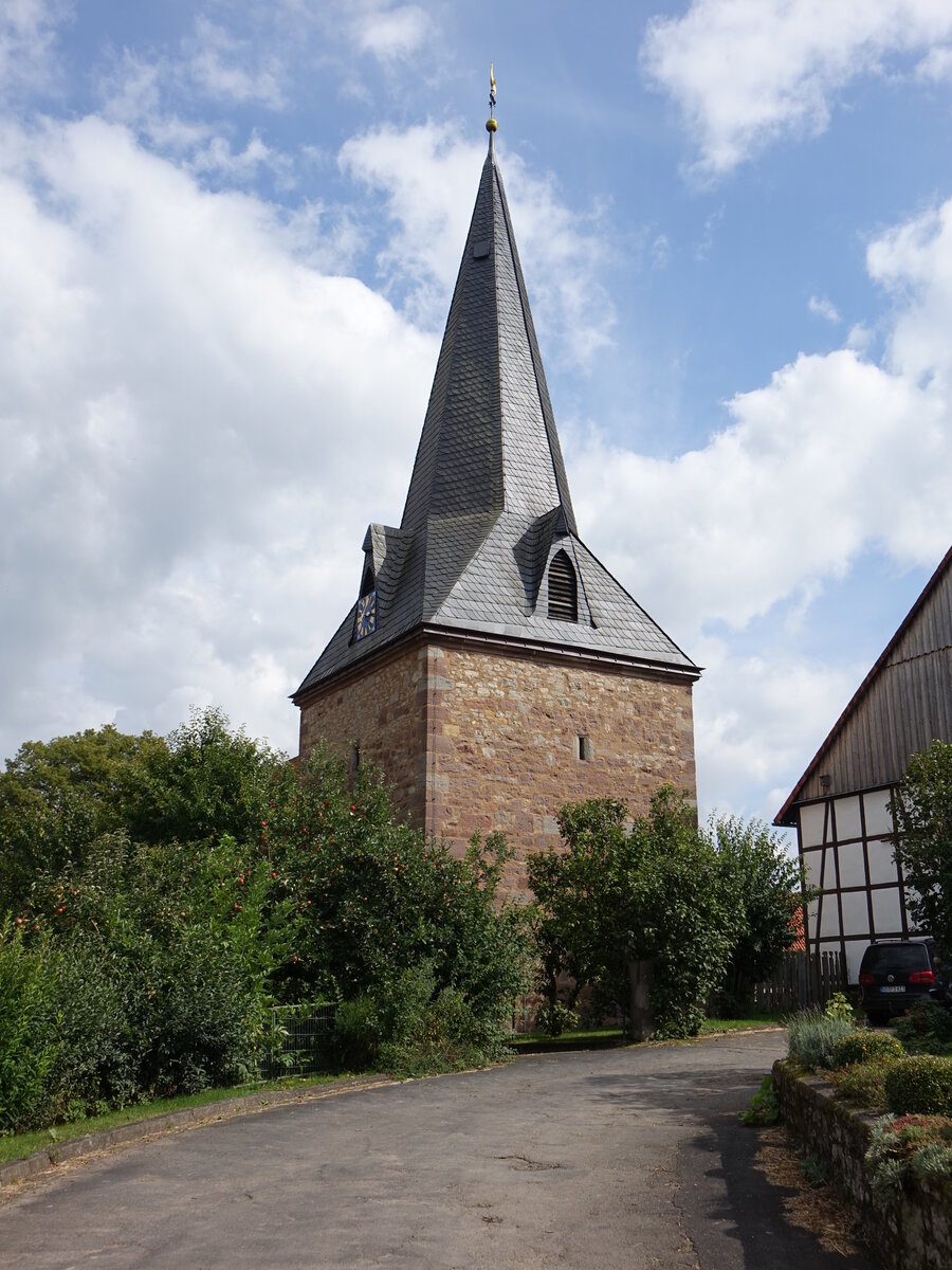 Barlissen, evangelische Kirche St. Laurentius, Westturm mit gotischem Unterbau, Spitzhelm 19. Jahrhundert (31.08.2021)