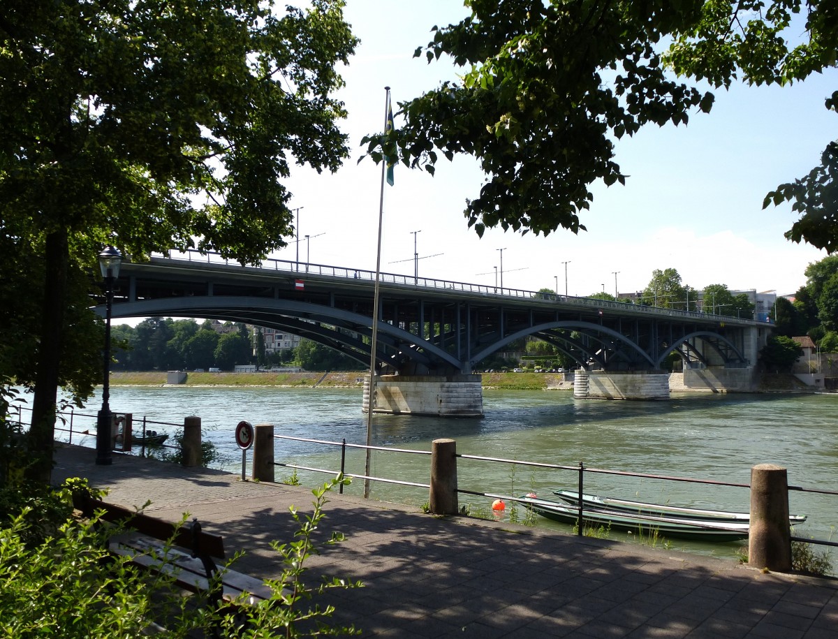 Basel, Blick auf die Wettsteinbrcke vom Rheinufer in Kleinbasel, Juni 2015