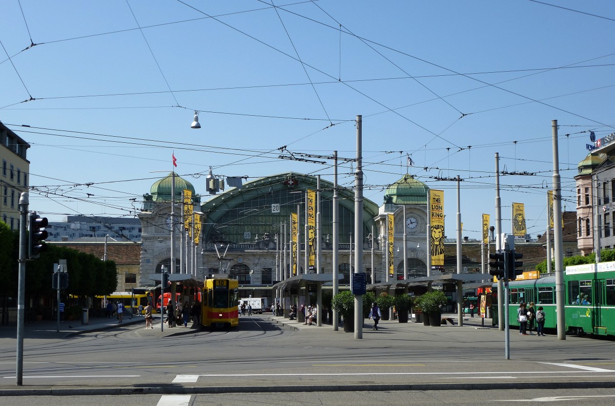 Basel, Blick ber den Bahnhofsvorplatz mit den Straenbahnhaltestellen auf den SBB-Bahnhof, Mai 2015