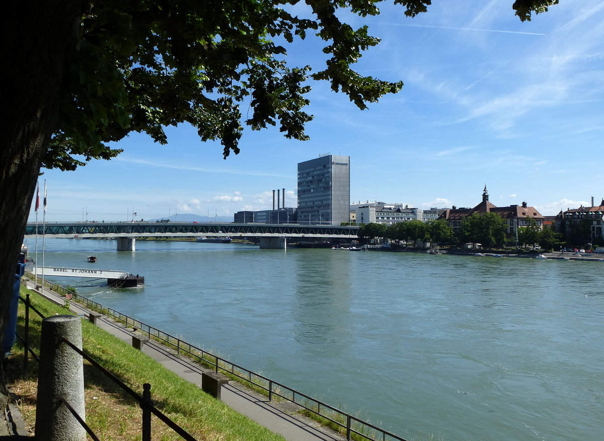 Basel, Blick ber den Rhein zur doppelstckigen Dreirosenbrcke mit dem Novartis-Hochhaus, am Horizont der Schwarzwald, Juli 2016