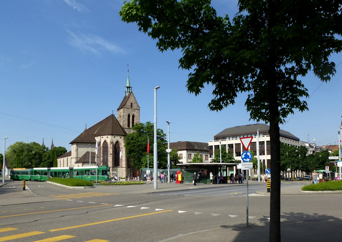Basel, Blick ber den Wettsteinplatz in Kleinbasel mit der Theodorskirche, Mai 2015