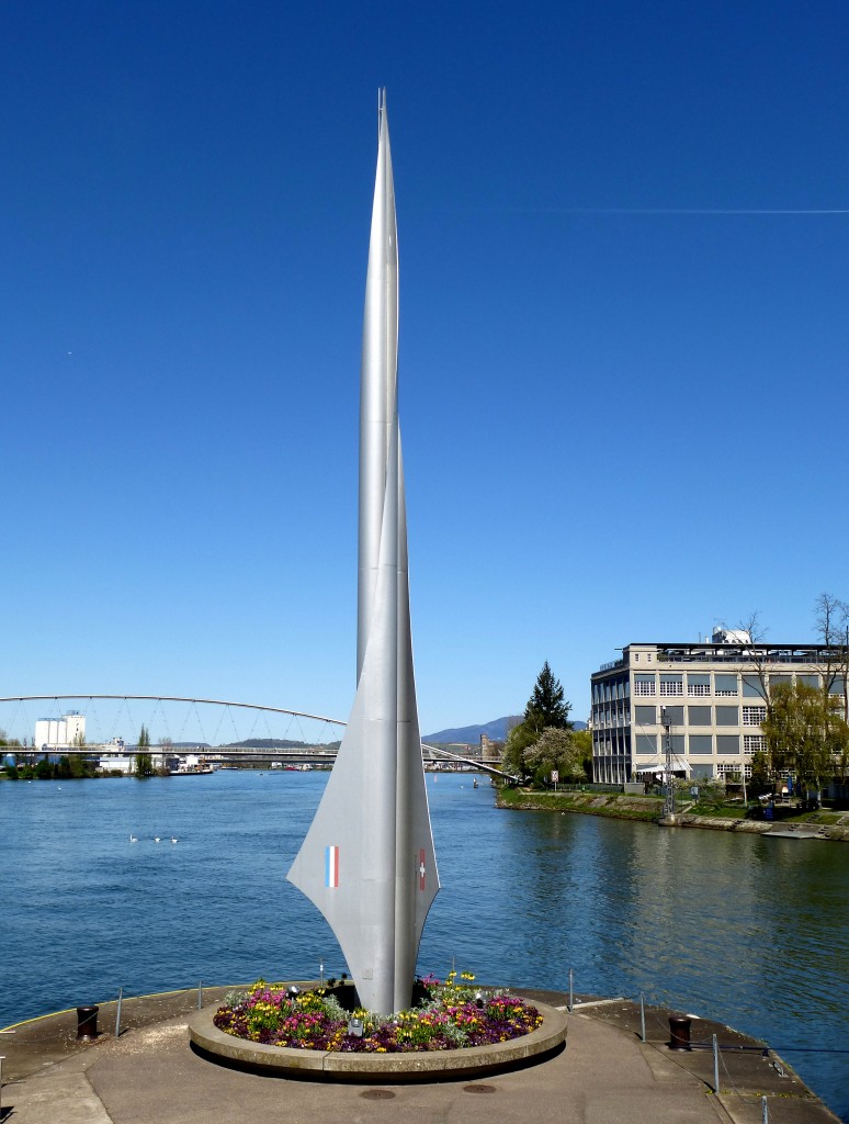 Basel, das Denkmal am Dreilndereck Deutschland-Schweiz-Frankreich am Rheinhafen, April 2015