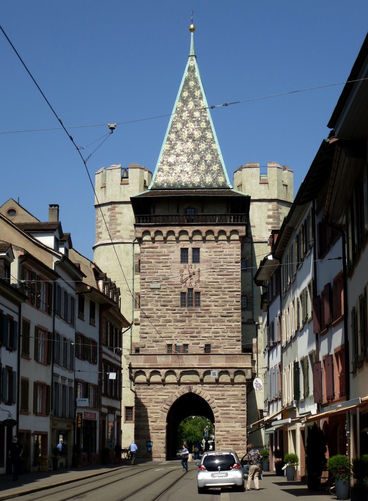Basel, das Spalentor stadtauswrts gesehen, Teil der ehemaligen Stadtbefestigung, Mai 2015