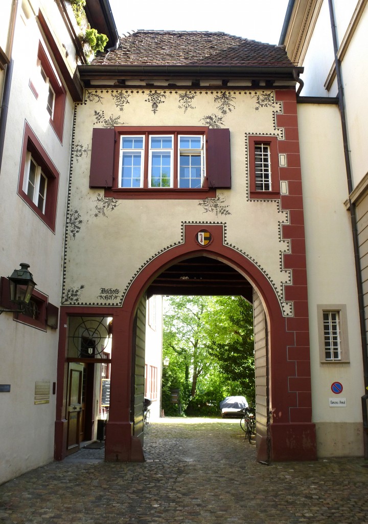 Basel, das Torhaus am Bischofshof, unmittelbar am Mnster, erbaut von 1451-58, Mai 2015