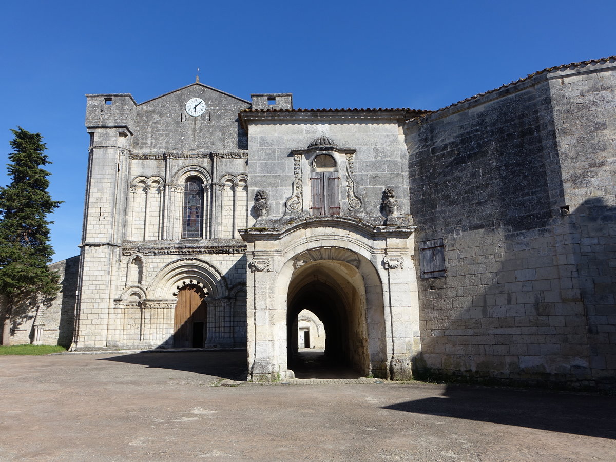 Bassac, Benediktiner Abteikirche St. Etienne, erbaut im 12. Jahrhundert (15.07.2017)