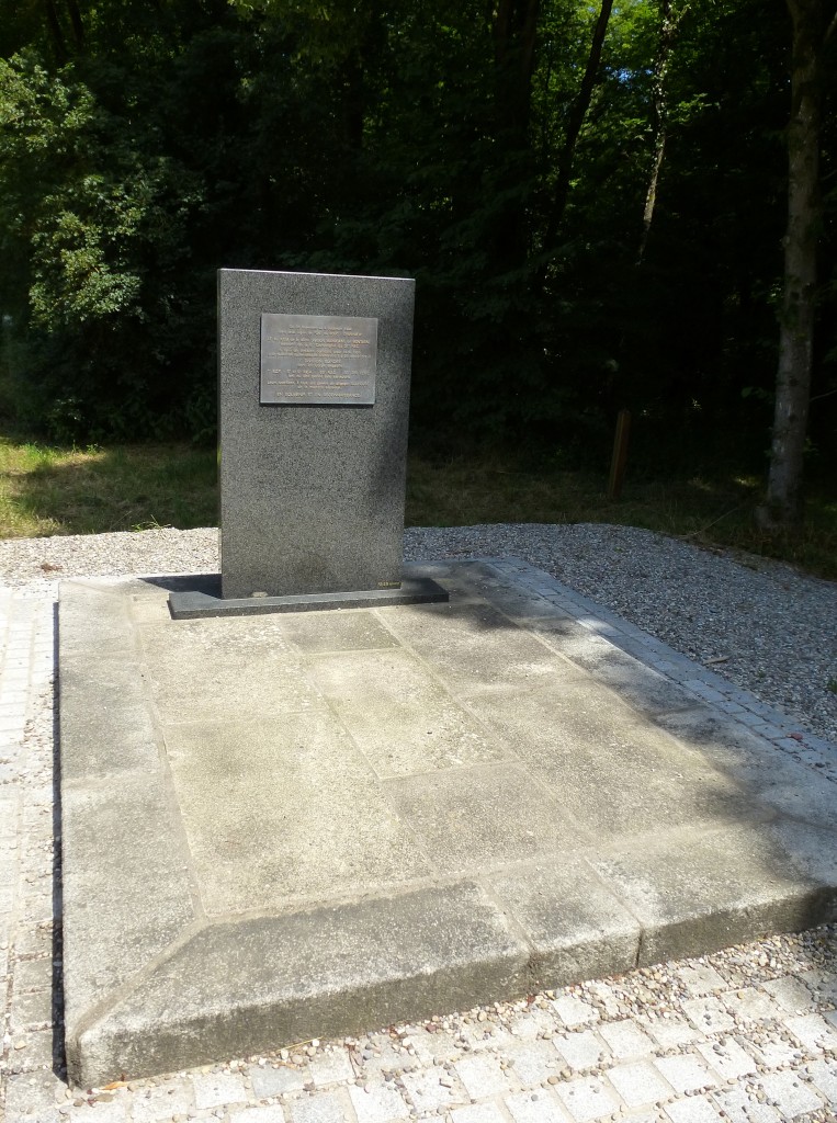 Battenheim, eine Gedenksttte fr die Gefallenen des II.Weltkrieges im nahen Waldgebiet, Juni 2015
