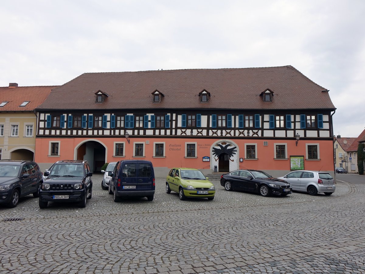 Baunach, Gasthof Obley-Hof, umfangreiche Hofanlage, segmentfrmige Tordurchfahrt, Fachwerkobergeschoss und Halbwalmdach, erbaut im 18. Jahrhundert (24.03.2016)