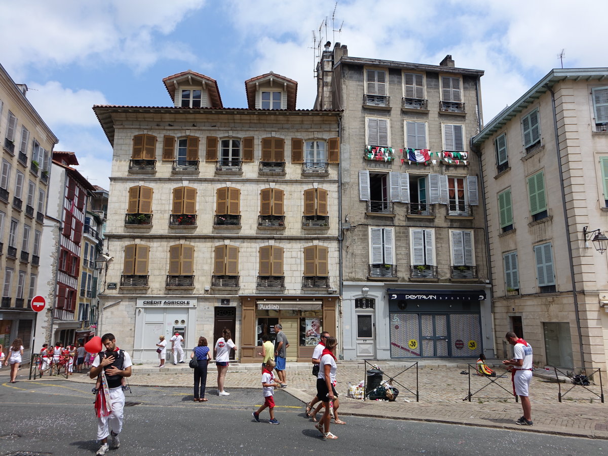 Bayonne, historische Gebude am Place Louis Pasteur (26.07.2018)