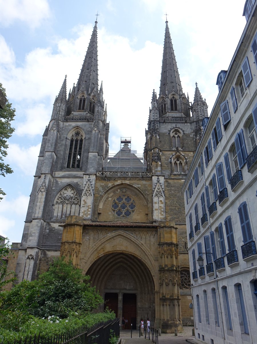 Bayonne, Kathedrale Sainte-Marie oder Notre-Dame, erbaut im 13. Jahrhundert, Turmhelme 19. Jahrhundert (26.07.2018)