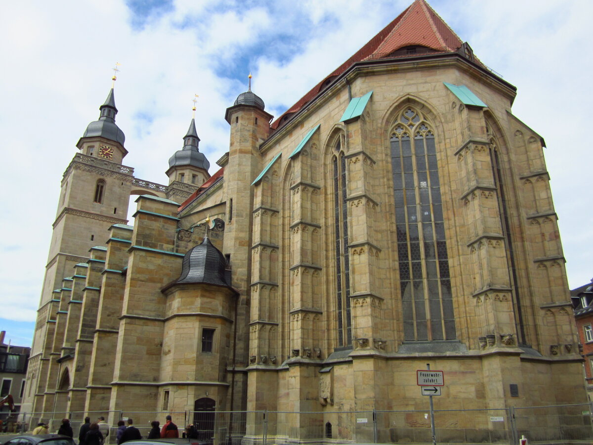 Bayreuth, evangelische Stadtkirche Hl. Dreifaltigkeit, dreischiffige Basilika im sptgotischen Stil, erbaut ab 1437, Ausbau zur markgrflichen Hofkirche von 1611 bis 1614 durch den Hofbaumeister Michael Mebart (21.04.2012)