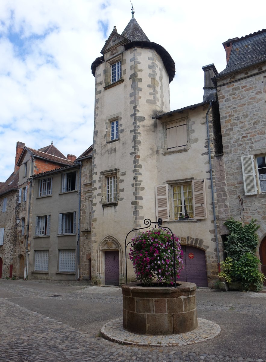 Beaulieu-sur-Dordogne, Tour de Renaissance am Place du Marche, erbaut im 16. Jahrhundert (21.07.2018)