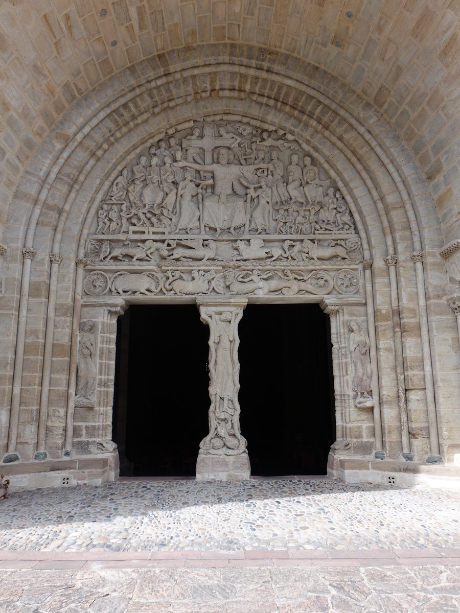 Beaulieu-sur-Dordogne, Tympanon mit der Darstellung des Jngsten Gerichts am Sdportal der Saint-Pierre Kirche (21.07.2018)