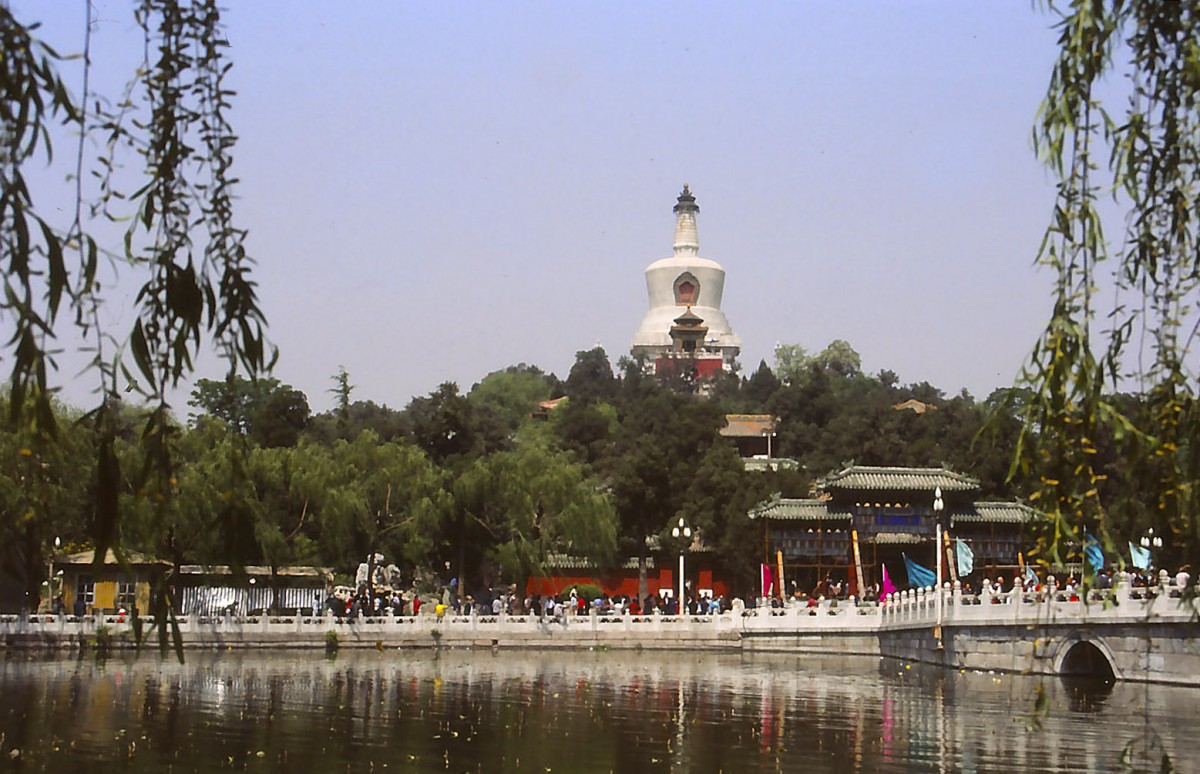 Beihai Park mit Jadeinsel und Pagode IX in Peking. Aufnahme: Mai 1989 (Bild vom Dia).