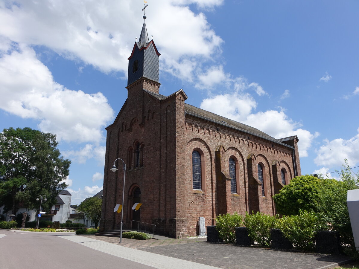 Beilingen, kath. Pfarrkirche St. Johannes Baptist, romanisierender Saalbau mit vorgelegter Westfassade, erbaut von 1855 bis 1856 (23.06.2022)