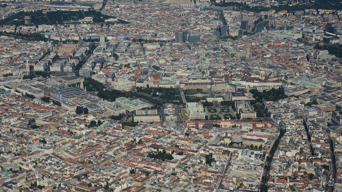 Beim Landeanflug auf den Flughafen Wien konnte ich einen Blick auf den historischen Stadtkern erhaschen. (August 2013)