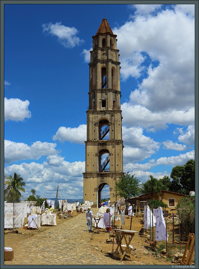 Bekanntes Wahrzeichen des zum Unesco-Welterbe gehrenden Valle de los Ingenios bei Trinidad ist der Torre de Iznaga. Der 45 m hohe Turm wurde 1816 errichtet und diente der Beaufsichtigung der auf den Zuckerrohrplantagen arbeitenden Sklaven. (Iznaga, 27.03.2017)