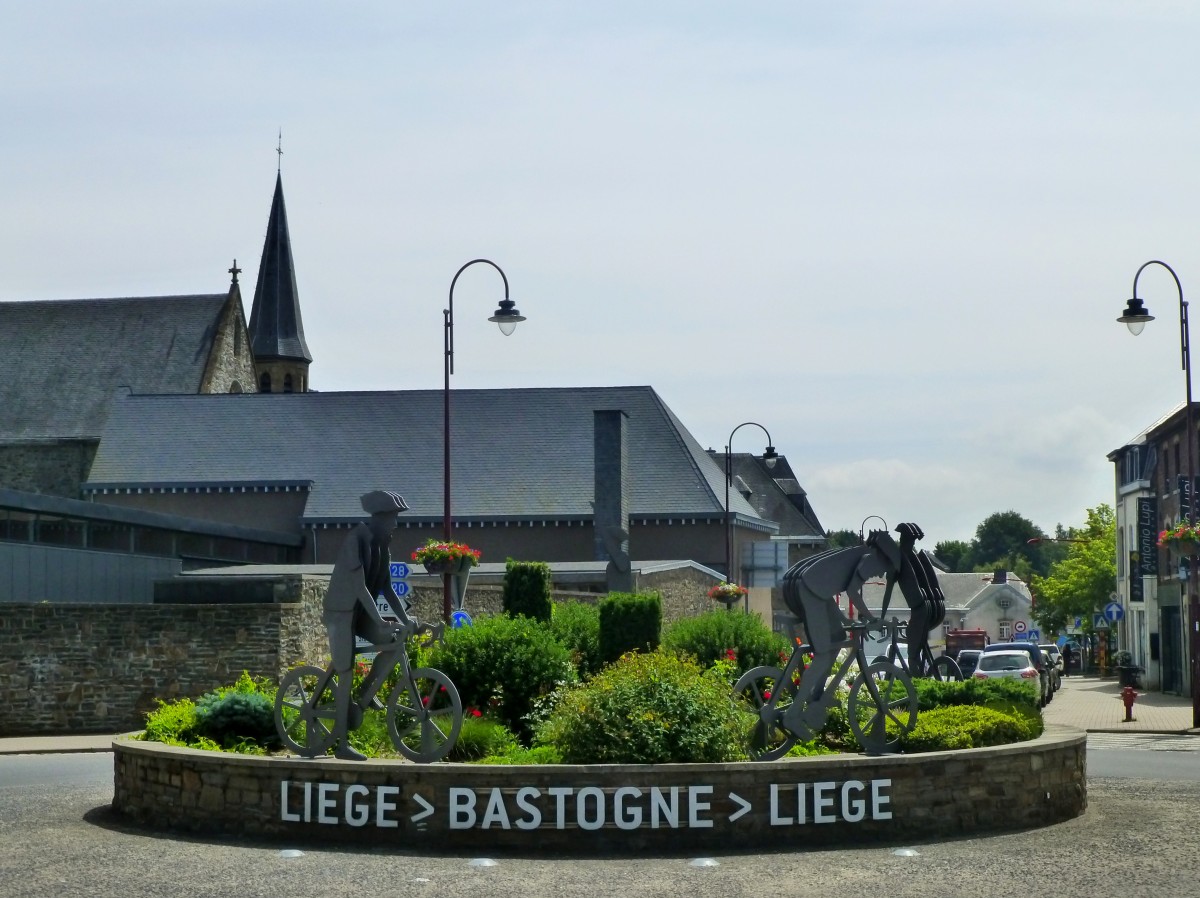 Belgien, Wallonien, Provinz Luxemburg, Bastogne. Das Radrennen Lige–Bastogne–Lige, das lteste noch ausgetragene Eintagesrennen, ist das Thema dieses Kreisverkehrs. 16.06.2014