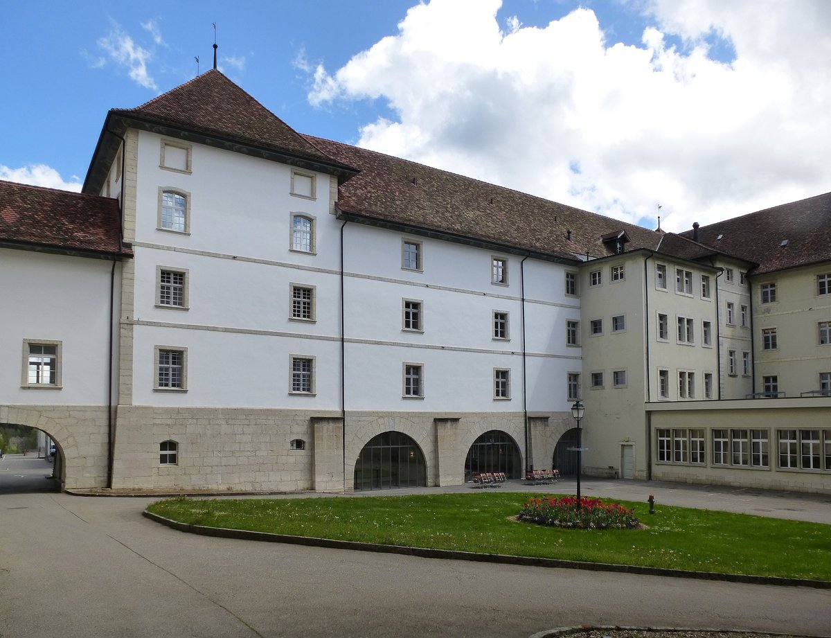 Bellelay, im Innenhof der Klosteranlage, Mai 2017