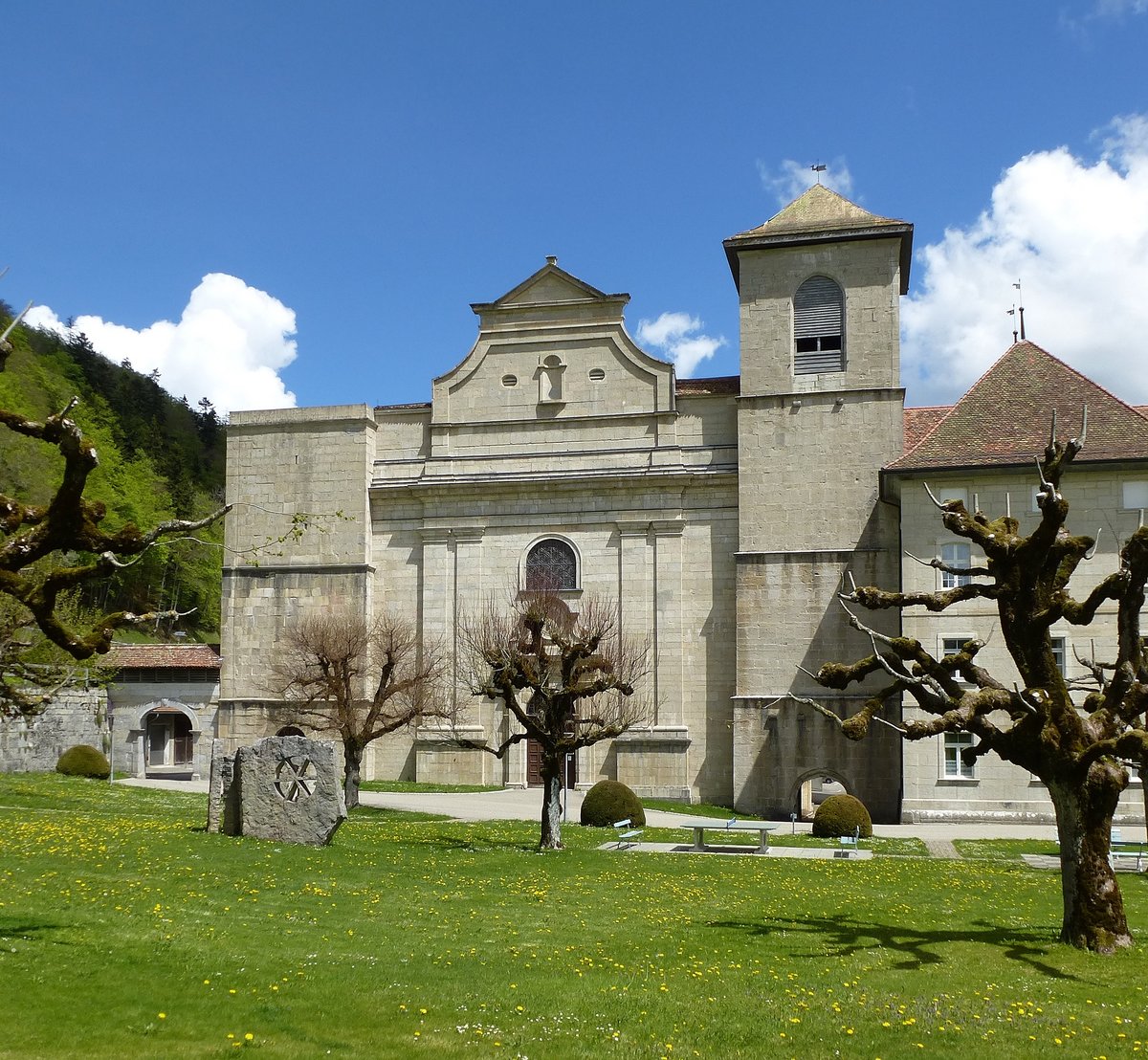 Bellelay, die Westfassade der Klosterkirche Mari Himmelfahrt, 1708-14 vom Vorarlberger Baumeister Franz Beer erbaut, die zwei gedrungenen Frontrme besaen ehemals eine Zwiebelhaube, Mai 2017