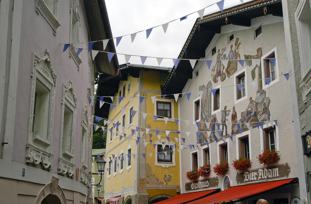 Bemalte Fassaden in Stadtzentrum von Berchtesgaden. Aufnahme: Juli 2008.