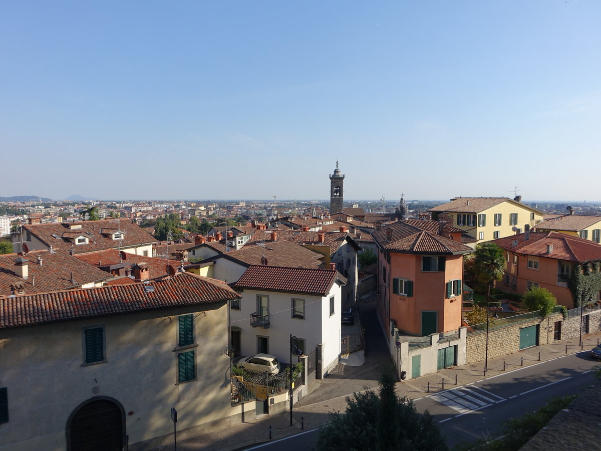 Bergamo, Ausblick auf das Viertel Borgo Palazzo mit der Kirche St. Alessandro in Croce (29.09.2018)