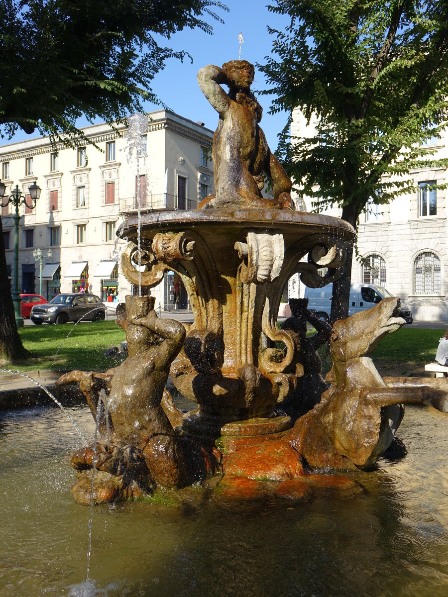 Bergamo, Brunnen an der Piazza Dante Alighieri (29.09.2018)