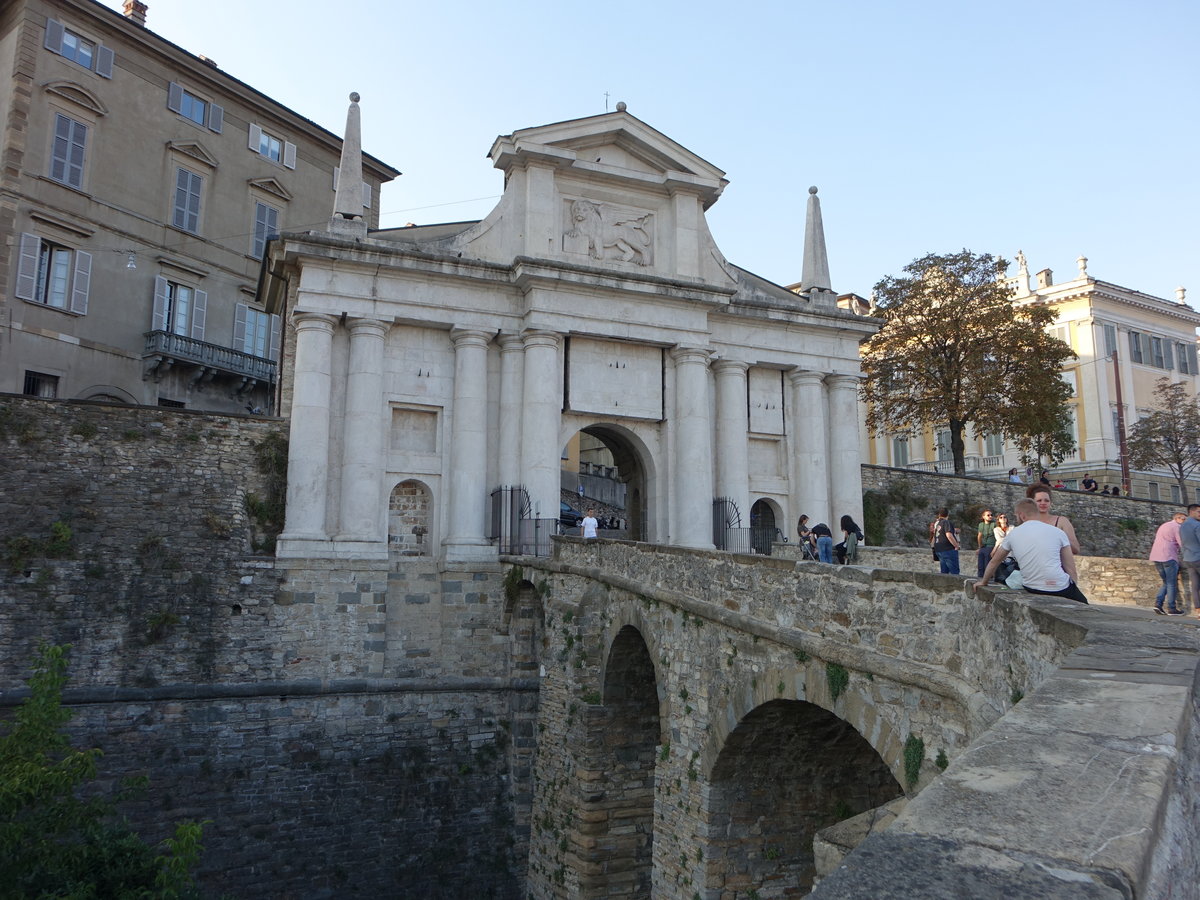 Bergamo, Porta San Giacomo, erbaut 1592 in der Via Sant Alessandro (29.09.2018)