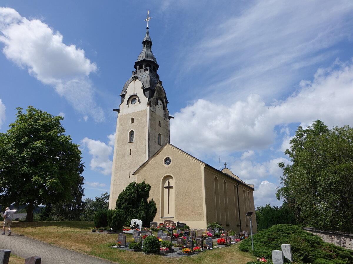 Bergen, evangelische St. Nicolai Kirche, erbaut im 14. Jahrhundert, Kirchturm erbaut 1900 (22.07.2023)