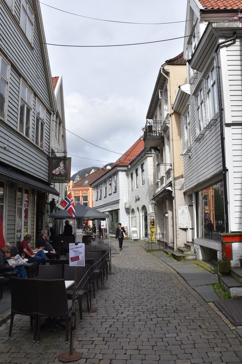 BERGEN (Fylke Vestland, bis 31.12.2019 Fylke Hordaland), 10.09.2016, Blick in eine Strae in der Altstadt