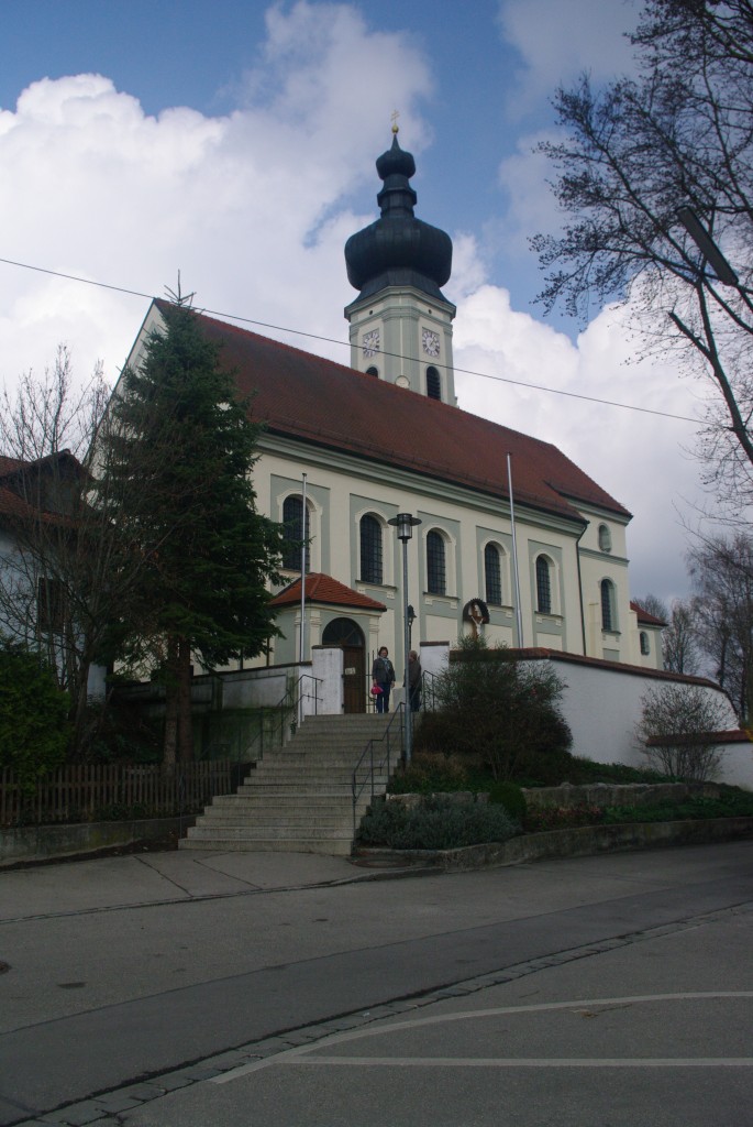 Berglern, Pfarrkirche St. Peter und Paul, Turm und Chor sptgotisch, Langhaus erbaut von 1734 bis 1735 durch Michael Prbstl (25.03.2014)