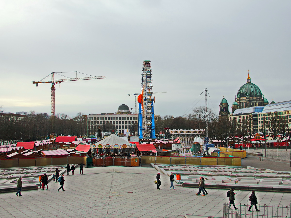 Berlin Alexanderplatz am 27. Dezember 2017, Blick vom Fu des Fernsehturm  zum Weihnachtsmarkt  Berliner Weihnachtszeit  sowie Berliner Schloss und rechtseitig der Berliner Dom. 