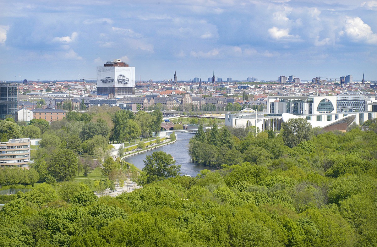 Berlin - Blick auf Tiergarten und von der Siegessule. Im Hintergrund: Berlin-Mitte. Rechts: Das Regierungsviertel mit dem Bundeskanzleramt. Aufnahme: 4. Juli 2008.