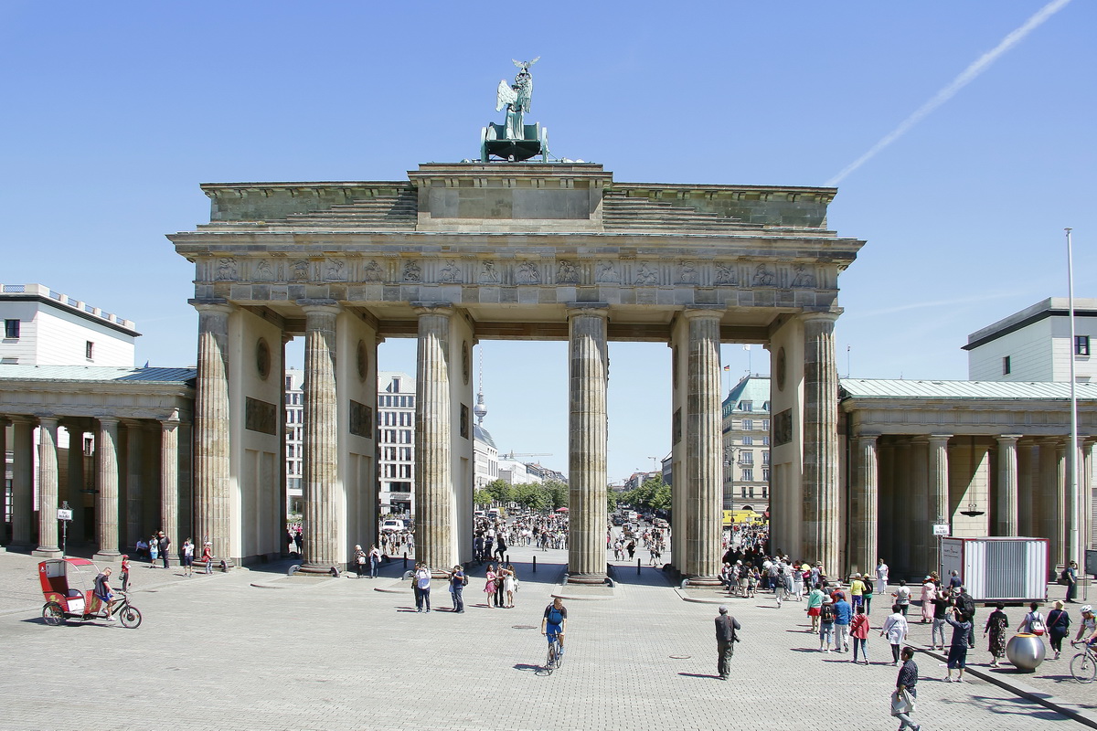 Berlin, Brandenburger Tor gesehen von der Ebertstrae  am 06. Juni 2018.

