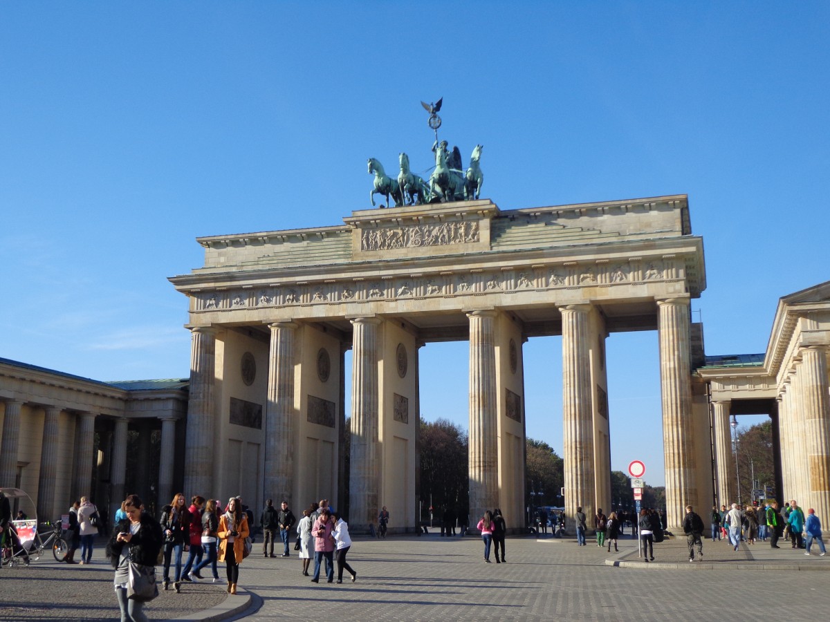 Berlin. Das Brandenburger Tor von Unter den Linden aus gesehen