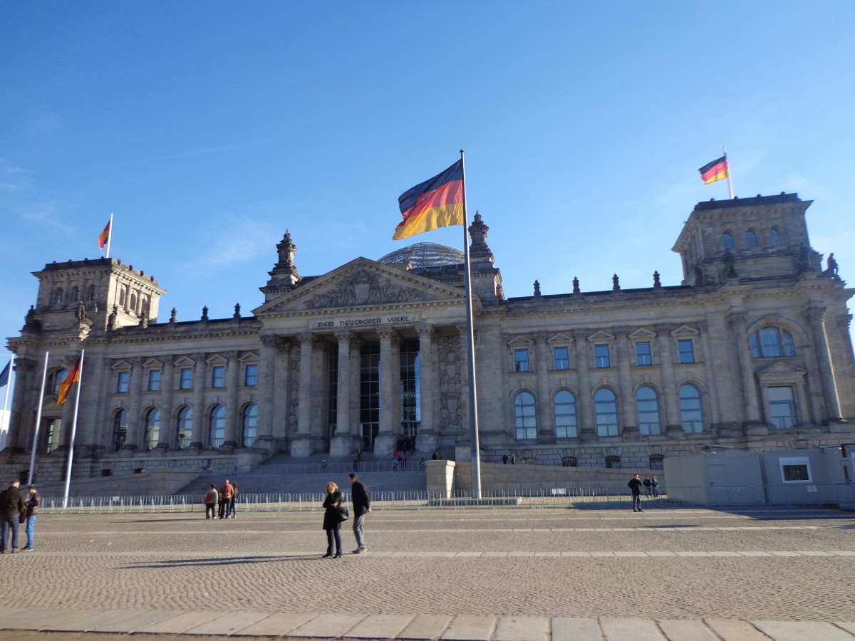 Berlin. Der Reichstag vom Platz der Republik aus gesehen am 31.Oktober.2013.