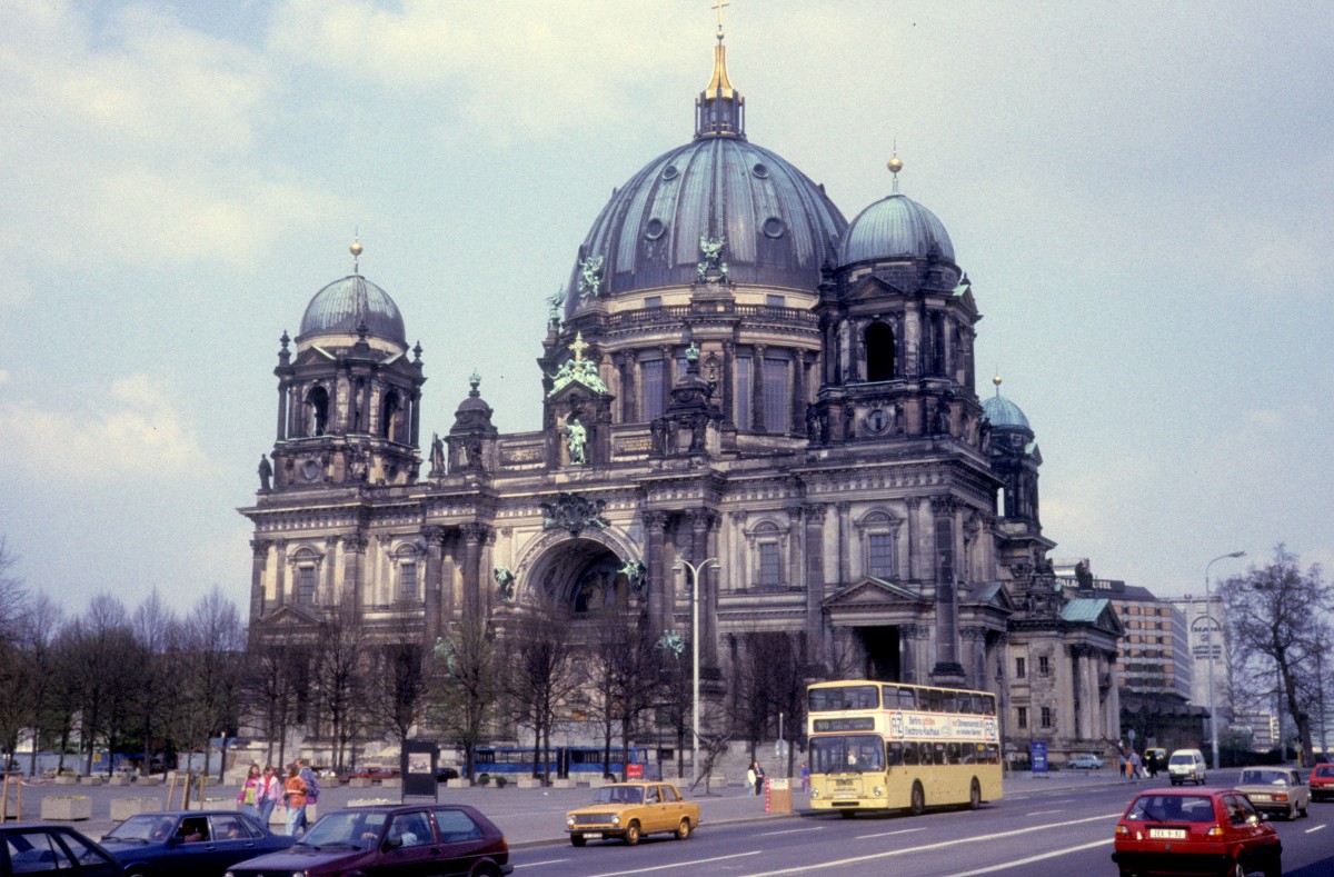 Berlin: Dom am 12. April 1991.