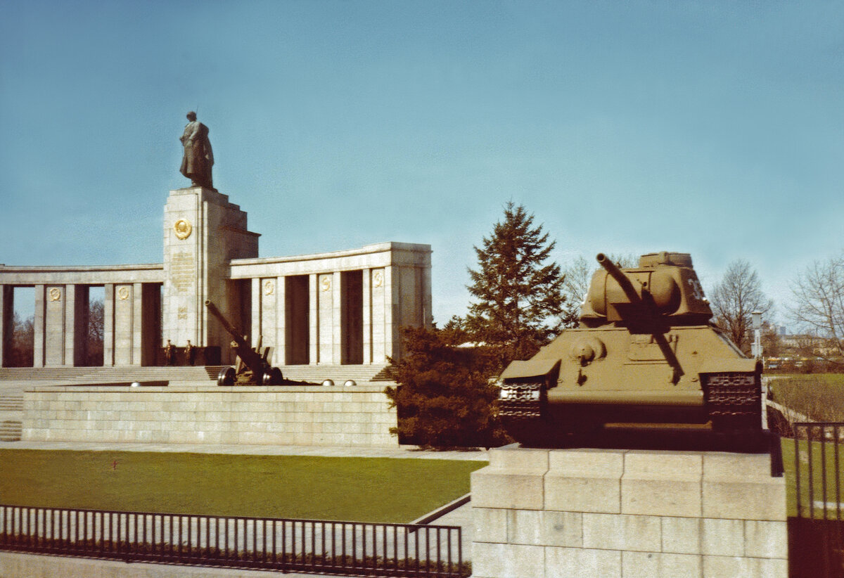 Berlin, Ehrenmal fr die sowjetischen Soldaten im Tiergarten, mit T-34 Panzer. Fotografiert im April 1979