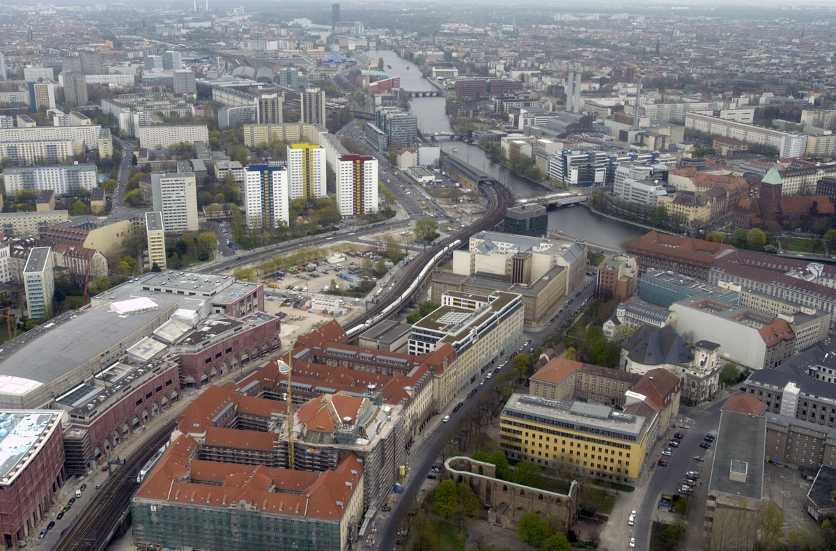 Berlin-Friedrichshain und die Spree vom Fernsehturm aus gesehen. Aufnahme: April 2009.