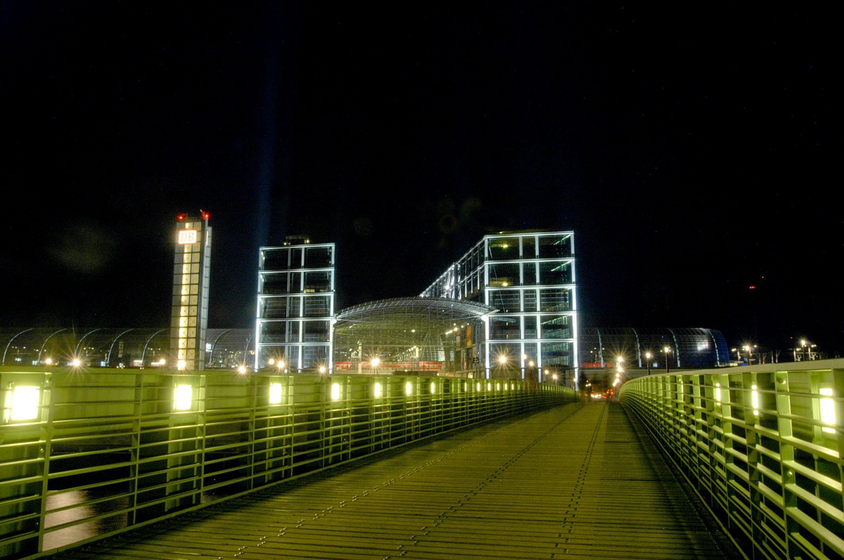 Berlin Hauptbahnhof  nachts. Aufnahme: April 2007.
