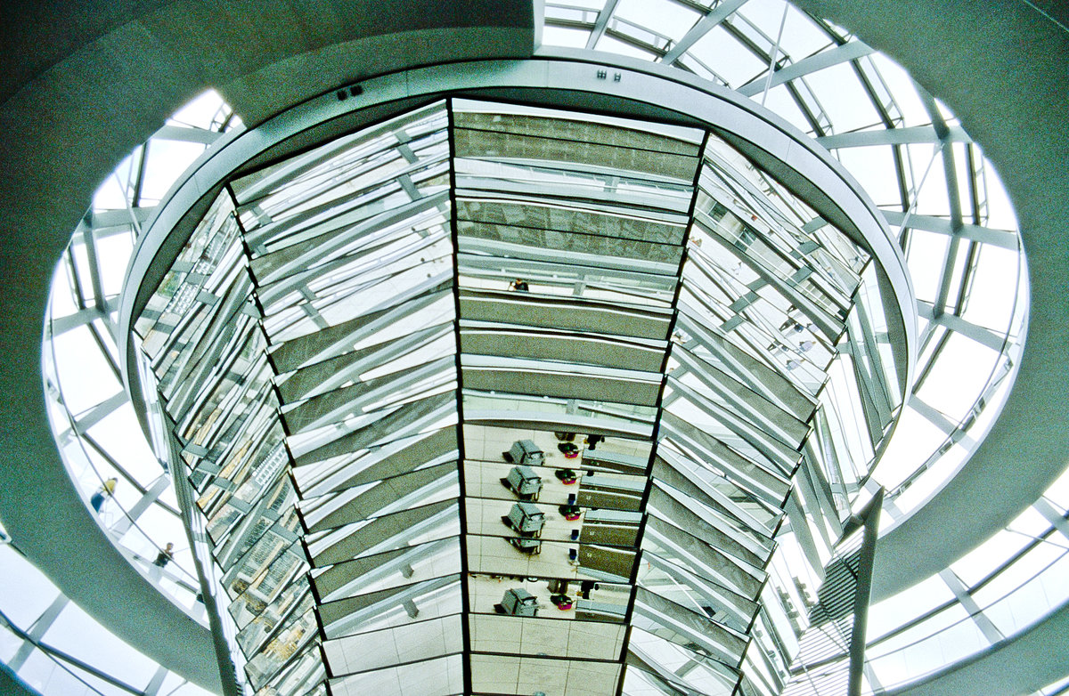 Berlin - In der Kuppel des Reichstagsgebudes. Bild vom Dia. Aufnahme: Juni 2001.