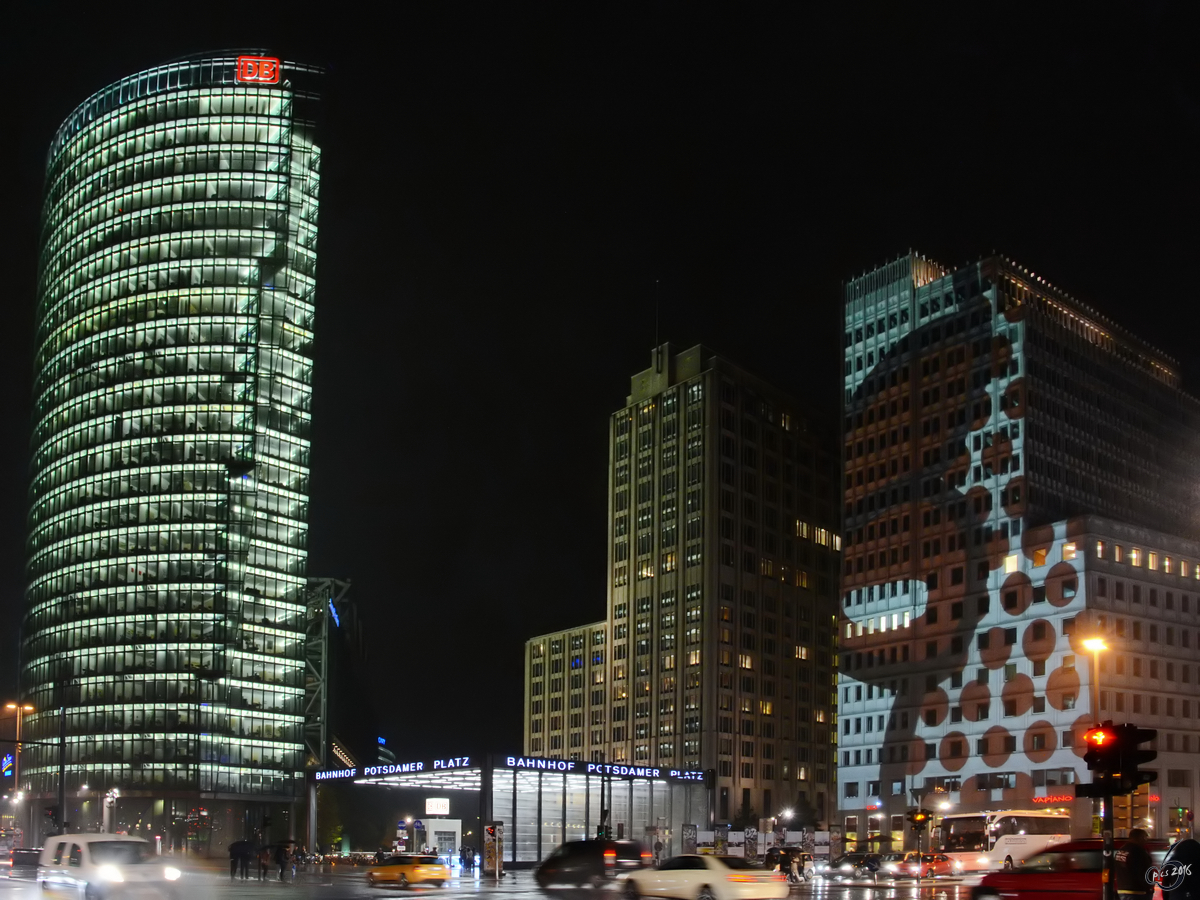  Berlin leuchtet  mit Lichtprojektionen auf dem verregneten Potsdamer Platz in Berlin. (Oktober 2014)
19.11.2017 Christian Bremer