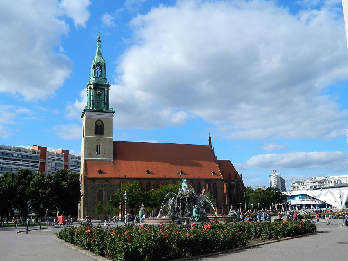 Berlin-Mitte, historisches Zentrum, St. Marienkirche, ca. 1270 erbaut, lteste, noch sakral genutzte stdtische Pfarrkirche in Berlin. Im Vordergrund ist der Neptunbrunnen zu sehen. Man beachte das wunderschne Wolkenensemble. (13.07.2017) 