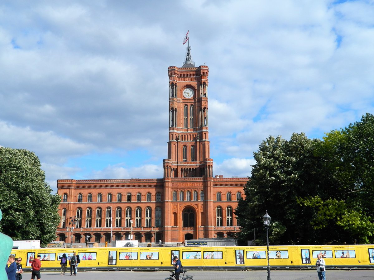 Berlin-Mitte: Im historischen Zentrum von Berlin befindet sich das Rote Rathaus, welches von 1861 bis 1896 erbaut wurde. In diesem Verwaltungsgebude arbeitete der Berliner Magistrat und seit 1992 befindet sich hier der Sitz des Berliner Senats und des Regierenden Brgermeisters. (13.07.2017)  