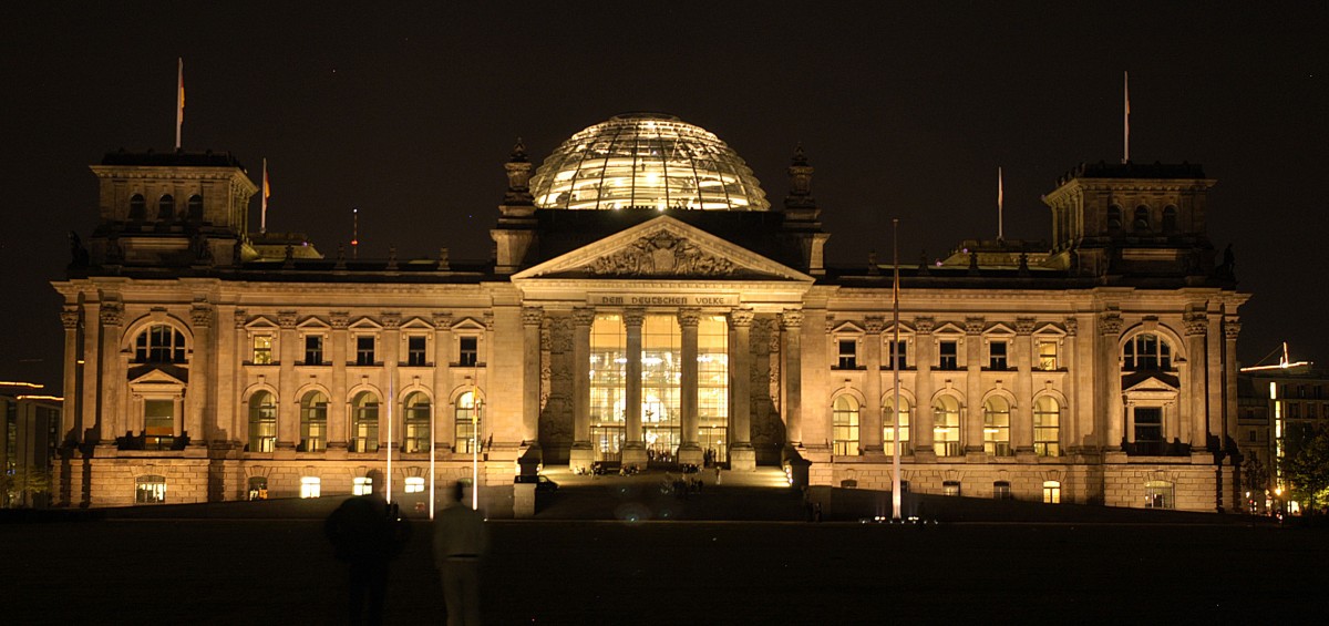 Berlin - Reichstag nachts. Aufnahme: 3. Mai 2008.