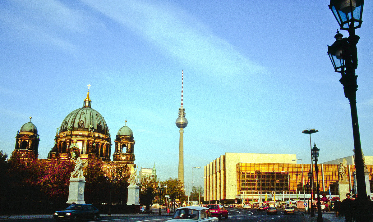 Berlin vom Schloplatz aus gesehen. Links: Berliner Dom. Mitte: Fernsehturm. Rechts: Palast der Republik. Bild vom Dia. Aufnahme: April 1992.