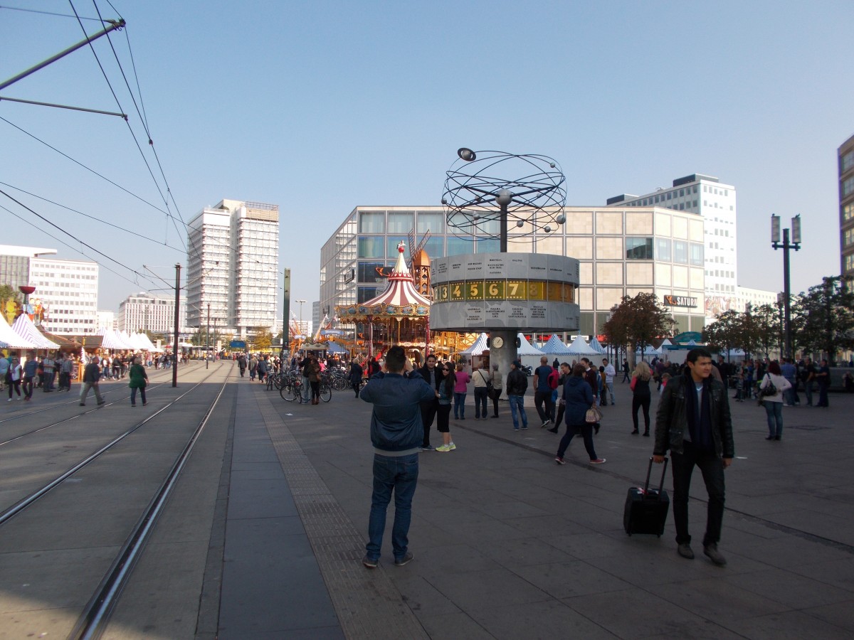 Berliner Alexanderplatz mit der Weltzeituhr am 05.Oktober 2014.