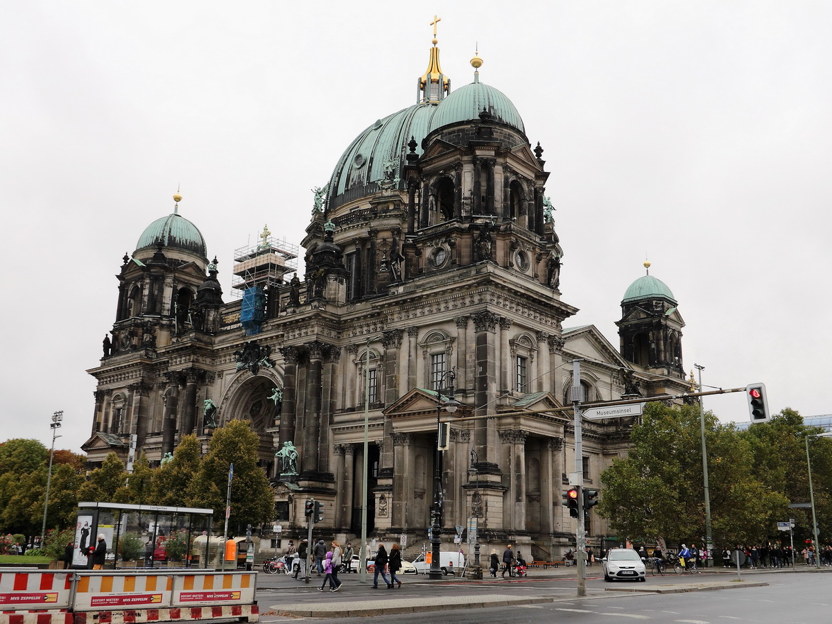 Berliner Dom (evangelische Kirche im Berliner Ortsteil Mitte) am 06. Oktober 2016 gesehen von der Bus Haltestelle Lustgarten.