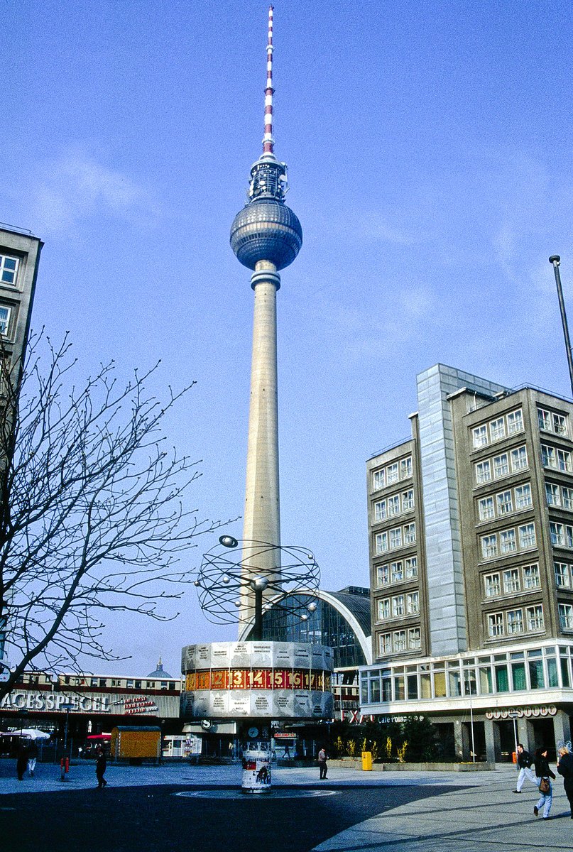 Berliner Fernsehturm vom Alexanderplatz aus gesehen. Bild vom Dia ...