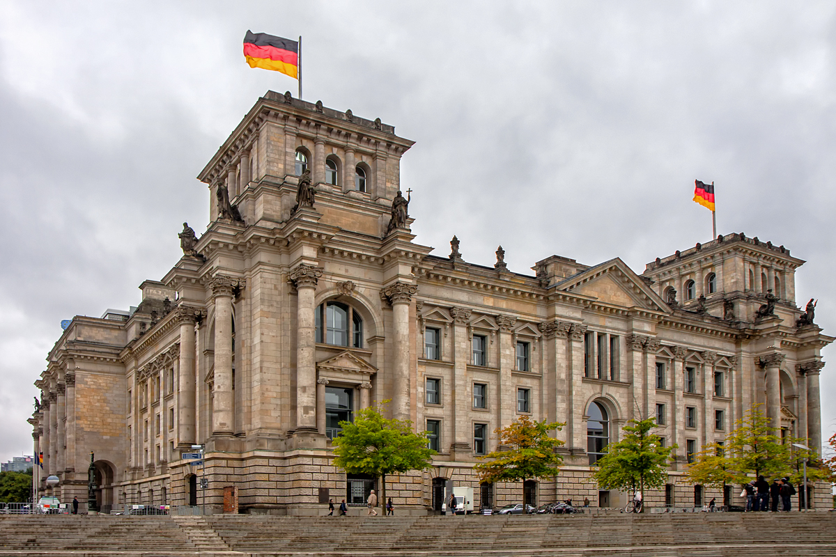Berliner Reichstag vom Reichstagufer gesehen. - 02.09.2013